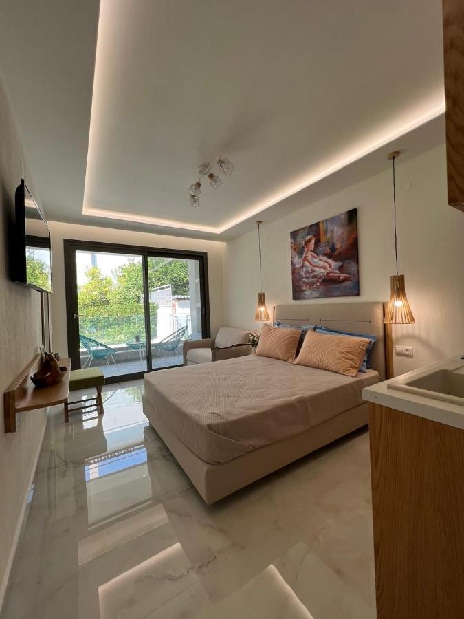 Wide Blue Luxury Boutique Suites เนโอสมาร์มาราส ภายนอก รูปภาพ