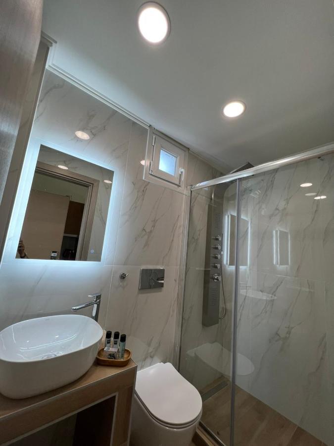 Wide Blue Luxury Boutique Suites เนโอสมาร์มาราส ภายนอก รูปภาพ
