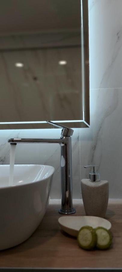 Wide Blue Luxury Boutique Suites เนโอสมาร์มาราส ภายนอก รูปภาพ