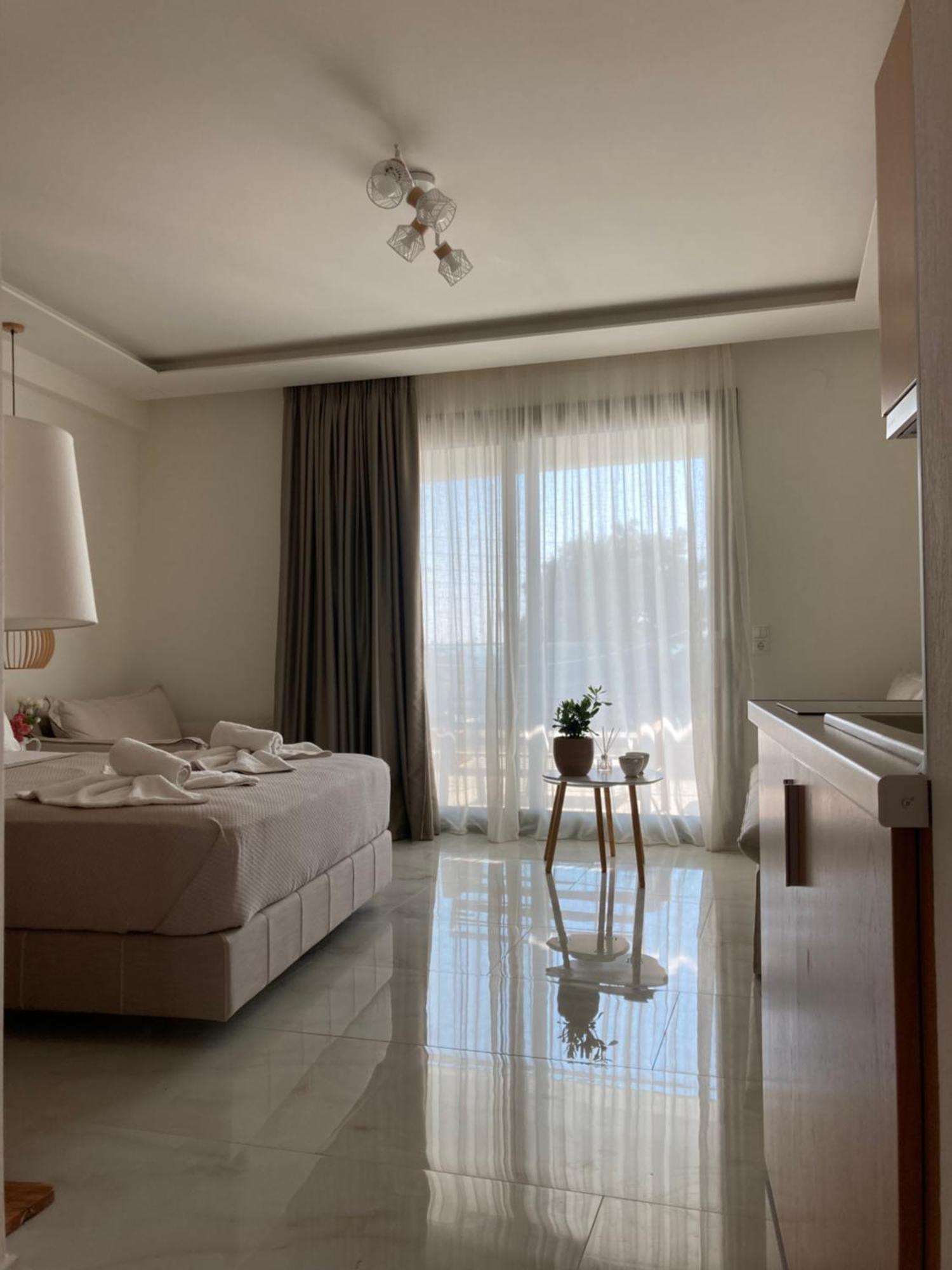 Wide Blue Luxury Boutique Suites เนโอสมาร์มาราส ภายนอก รูปภาพ